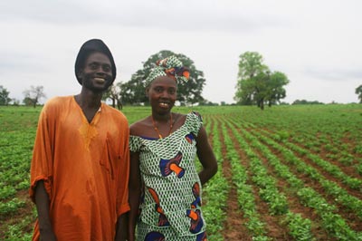 Female farmer discusses water problems in the village and develops solutions with other residents